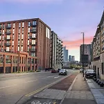 New Stylish City Apartment Free Parking Sleeps 5 Or 6